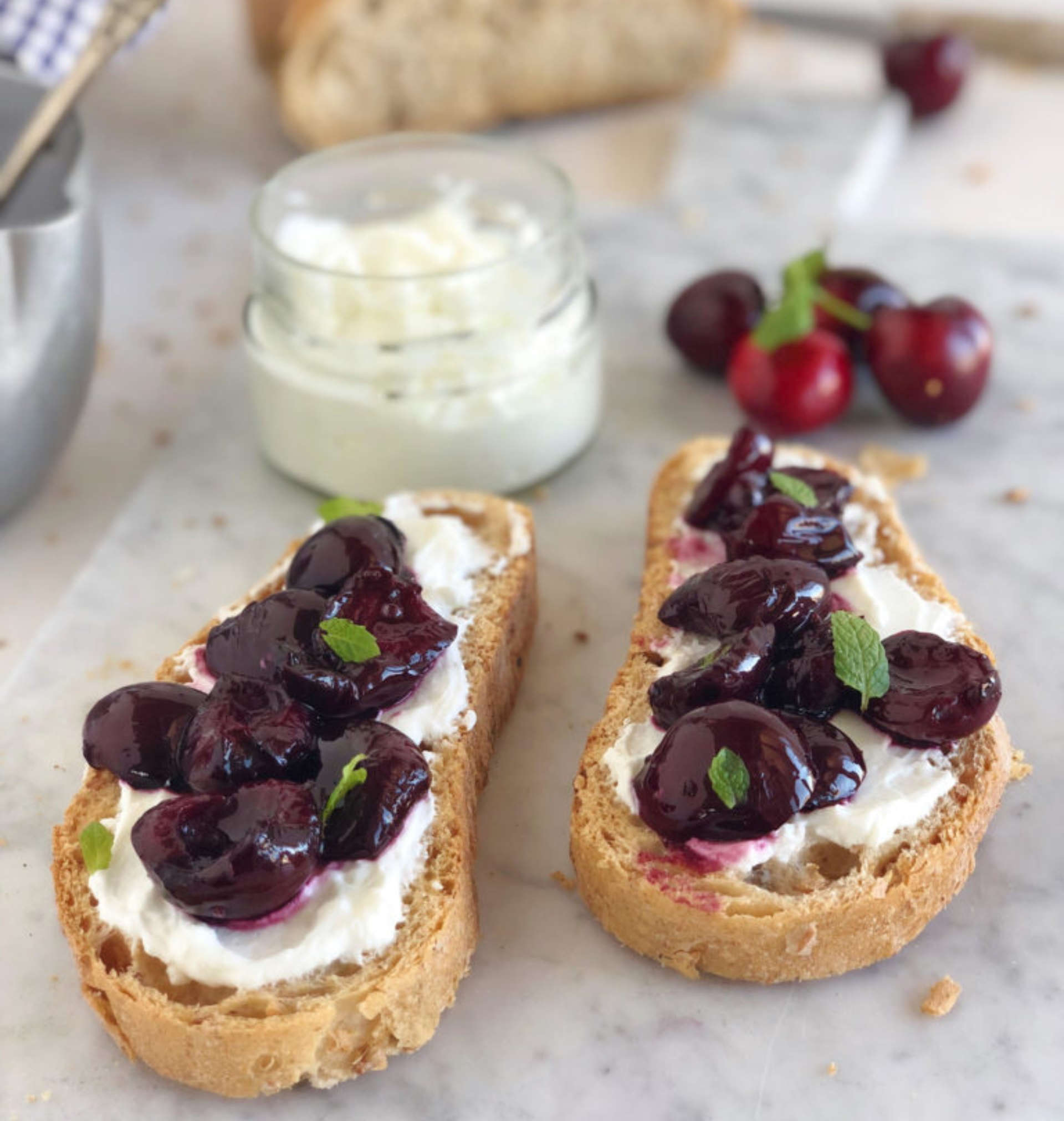 bruschetta di ciliegia e ricotta