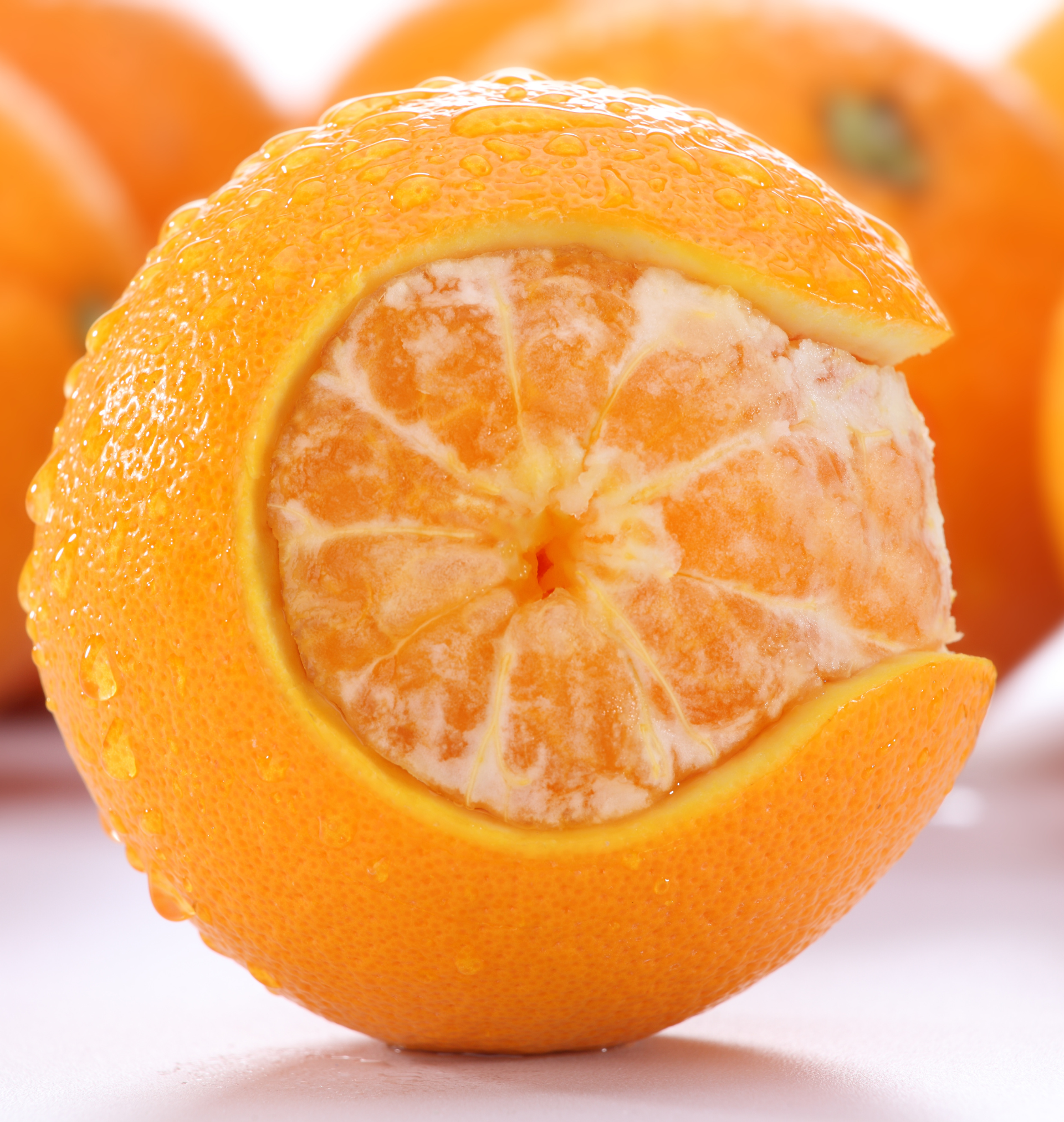 Le arance e i mandarini sono famosi per il loro alto contenuto di vitamina C, ma ciò che non tutti sanno è che il loro colore arancione è dovuto a un pigmento chiamato carotenoide, che è lo stesso che dà il colore alle carote. Questo pigmento non solo dona una bella tonalità vivace al frutto, ma ha anche proprietà antiossidanti che sono ottime per la nostra salute!